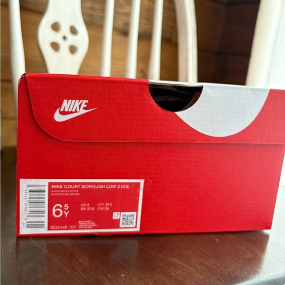 Brand New Nike Court Borough Low 2 (gs).
US6.5Y, Eur 39 - Picture 6 of 6